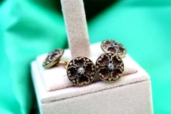 Pamono Gold Cufflinks with Shell Reliefs and Diamond Chips in the Center, Set of 2><noscript><img width=