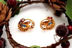 Discount Pamono Gold Earrings with Art Deco Style Windings and Synthetic Stones, Set of 2