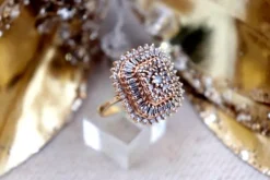 Hot Pamono Gold Ring with 53 Brilliant-Cut Diamonds