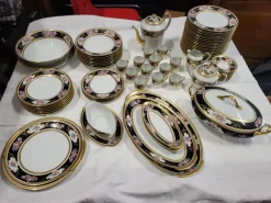 Pamono Gold-Plated Service from L' Ancienne Manufacture Royale de Limoges, France, 1980s, Set of 75> Dinner Plates & Bowls