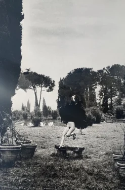 Pamono Helmut Newton, In a Garden Near Rome, 1977, Photolithograph><noscript><img width=