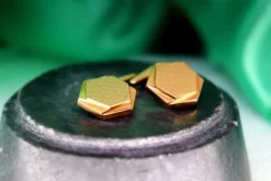 Sale Pamono Hexagon-Shaped Guilloche Gold Cufflinks, Set of 2