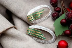 Pamono Illiptic-Shaped Gold Earrings with Brilliant-Cut Diamonds and Calibrated Emeralds, Set of 2><noscript><img width=