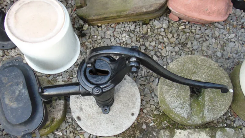 Pamono Industrial Cast Iron Water Pump, 1940s> Garden Accessories