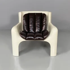 Clearance Pamono Italian Space Age Gaia Armchairs in White Fiberglass and Brown Leather by Carlo Bartoli for Arflex, 1970s, Set of 2