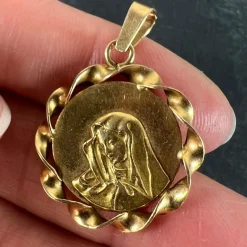 Outlet Pamono Italian Virgin Mary Twisted Frame Medal Pendant in 18 Karat Yellow Gold, 1970s