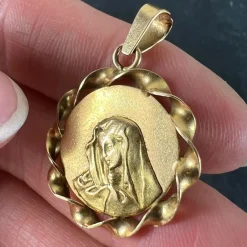 Outlet Pamono Italian Virgin Mary Twisted Frame Medal Pendant in 18 Karat Yellow Gold, 1970s