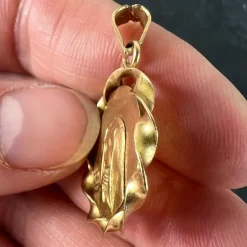 Outlet Pamono Italian Virgin Mary Twisted Frame Medal Pendant in 18 Karat Yellow Gold, 1970s