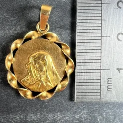Outlet Pamono Italian Virgin Mary Twisted Frame Medal Pendant in 18 Karat Yellow Gold, 1970s