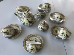 Pamono Japanese Porcelain Yamasen With a Pavia Motif, Set of 15> Coffee & Tea Service