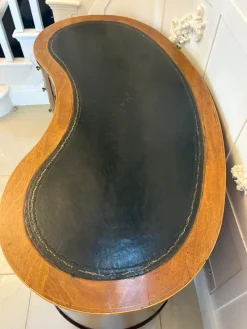 Pamono Large Antique Edwardian Inlaid Mahogany Freestanding Kidney Shaped Desk, 1900s><noscript><img width=