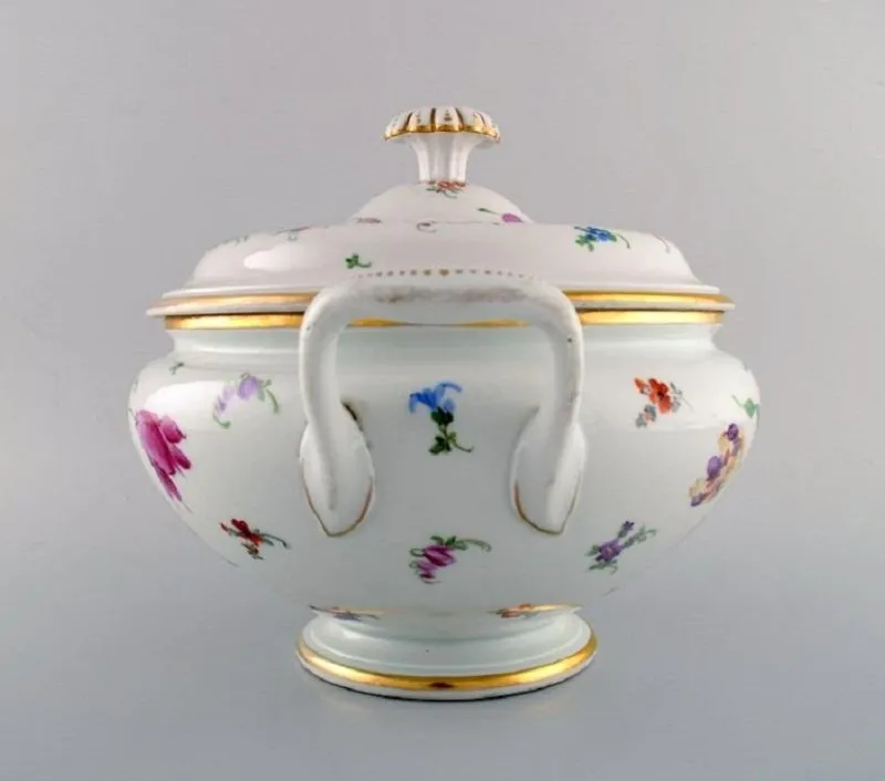 Hot Pamono Large Antique Meissen Soup Tureen in Porcelain with Hand-Painted Flowers