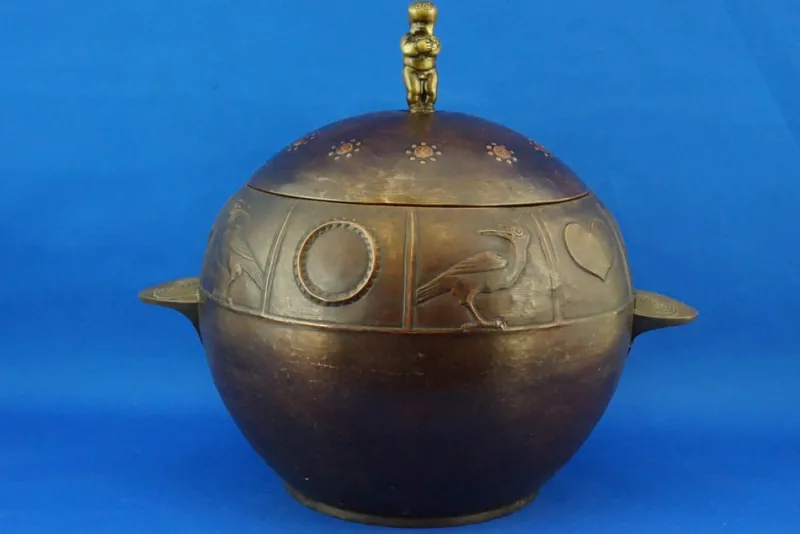Online Pamono Large Art Deco Champagne Cooler or Ice Holder in Embossed Copper with Bronze Cherub-Shaped Lid and Knob attributed to Josef Hoffmann for Wiener Werkstätte, Austria, Early 1900s