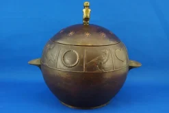 Online Pamono Large Art Deco Champagne Cooler or Ice Holder in Embossed Copper with Bronze Cherub-Shaped Lid and Knob attributed to Josef Hoffmann for Wiener Werkstätte, Austria, Early 1900s