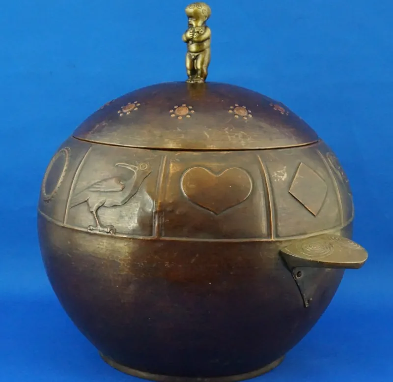 Online Pamono Large Art Deco Champagne Cooler or Ice Holder in Embossed Copper with Bronze Cherub-Shaped Lid and Knob attributed to Josef Hoffmann for Wiener Werkstätte, Austria, Early 1900s