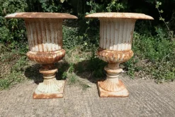 Pamono Large Cast Iron Garden Planters, 1900s, Set of 2><noscript><img width=