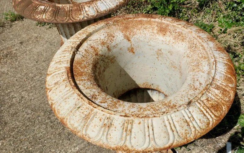 Pamono Large Cast Iron Garden Planters, 1900s, Set of 2> Garden Accessories