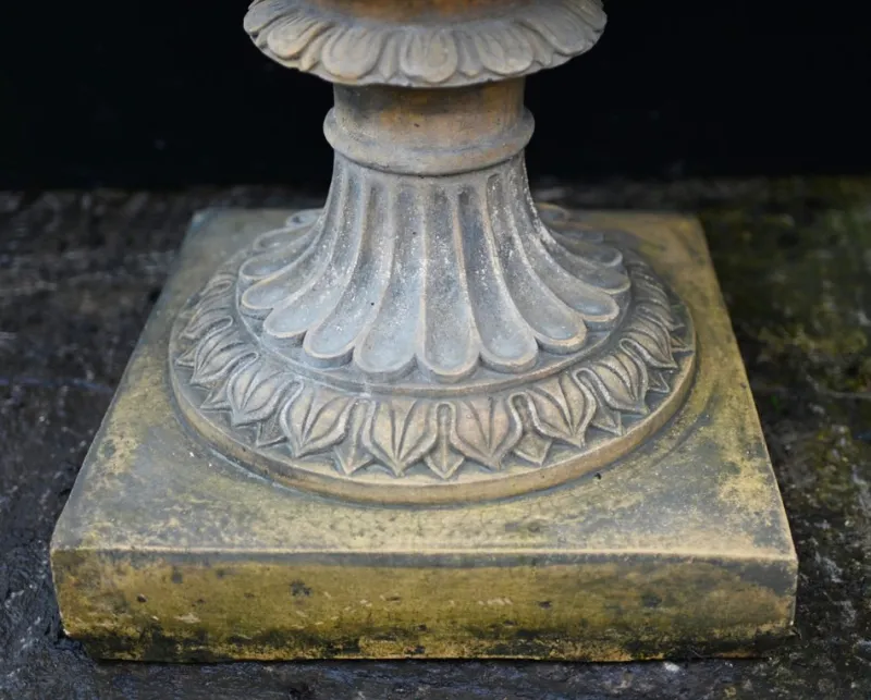 Pamono Large English Stone Garden Urns, Set of 2> Garden Accessories