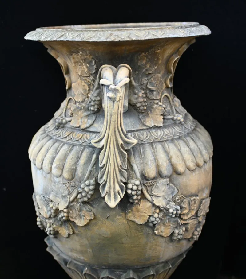 Pamono Large English Stone Garden Urns, Set of 2> Garden Accessories