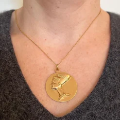 New Pamono Large Italian 18 Karat Yellow Gold Queen Nefertiti Bust Charm Pendant, 1980s