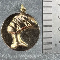 New Pamono Large Italian 18 Karat Yellow Gold Queen Nefertiti Bust Charm Pendant, 1980s