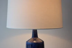 Pamono Large Mid-Century Modern Dark Blue Ceramic Table Lamp from Palshus, Denmark, 1960s><noscript><img width=