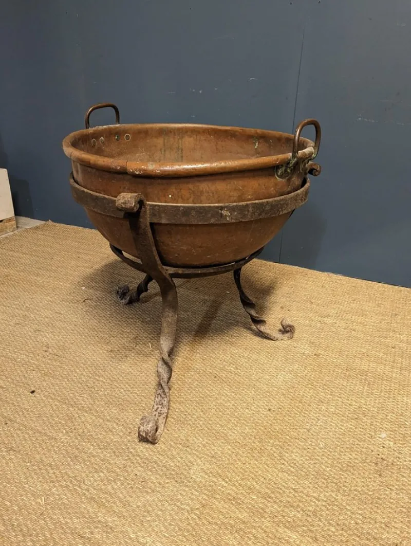 Pamono Large 18th-Century Copper Cauldron on Stand> Garden Accessories