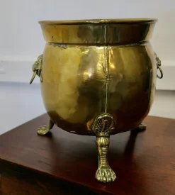 Pamono Large Victorian Brass Jardinière with Lions Mask & Hairy Paw Feet, 1880s><noscript><img width=