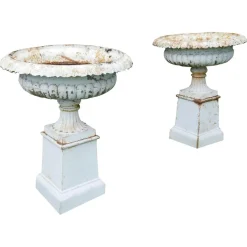 Pamono Large Victorian Garden Urns in Cast Iron, 1900, Set of 2> Garden Accessories
