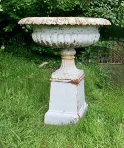 Pamono Large Victorian Garden Urns in Cast Iron, 1900, Set of 2><noscript><img width=
