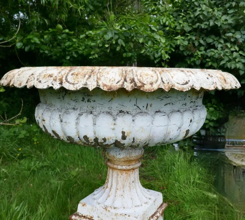 Pamono Large Victorian Garden Urns in Cast Iron, 1900, Set of 2> Garden Accessories