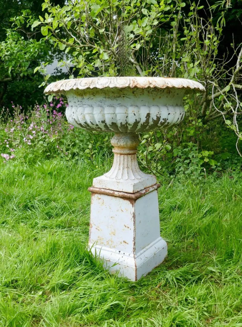 Pamono Large Victorian Garden Urns in Cast Iron, 1900, Set of 2> Garden Accessories