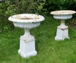 Pamono Large Victorian Garden Urns in Cast Iron, 1900, Set of 2><noscript><img width=
