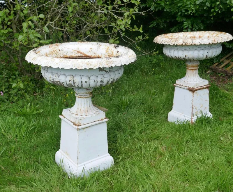 Pamono Large Victorian Garden Urns in Cast Iron, 1900, Set of 2> Garden Accessories