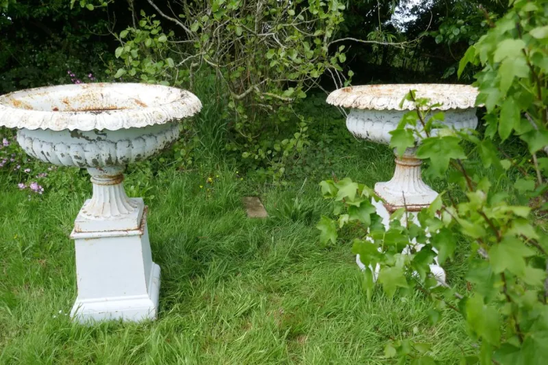 Pamono Large Victorian Garden Urns in Cast Iron, 1900, Set of 2> Garden Accessories