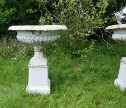 Pamono Large Victorian Garden Urns in Cast Iron, 1900, Set of 2><noscript><img width=