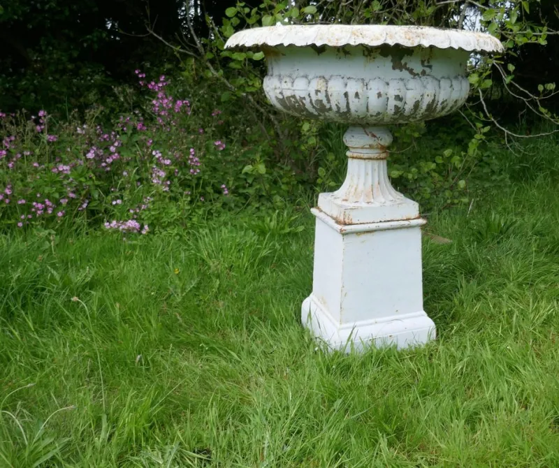Pamono Large Victorian Garden Urns in Cast Iron, 1900, Set of 2> Garden Accessories
