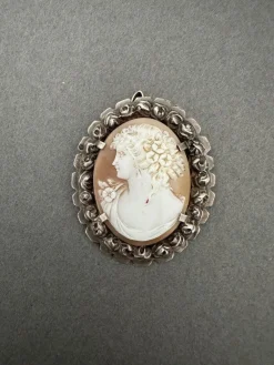Hot Pamono Late 19th Century Brooch Cameo Representing a Womans Profile