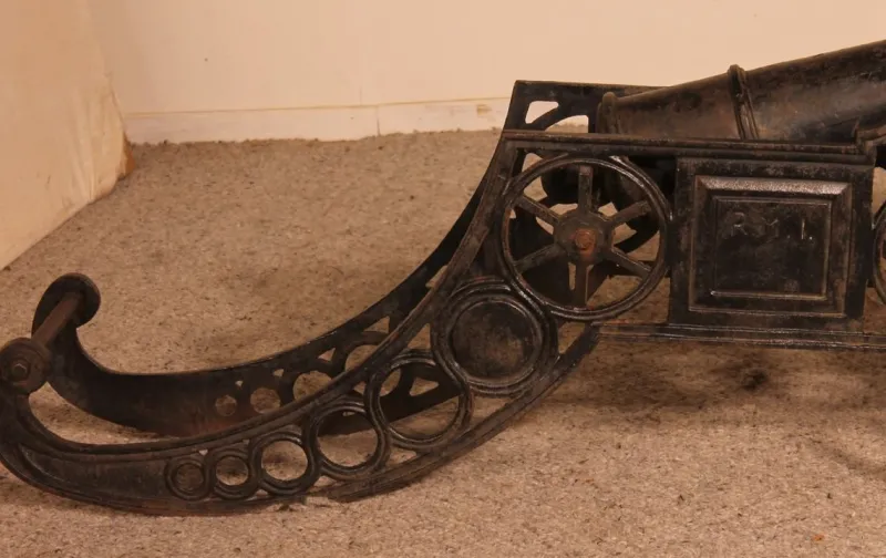 Pamono Late 19th Century Decorative English Cast Iron Cannon> Garden Accessories