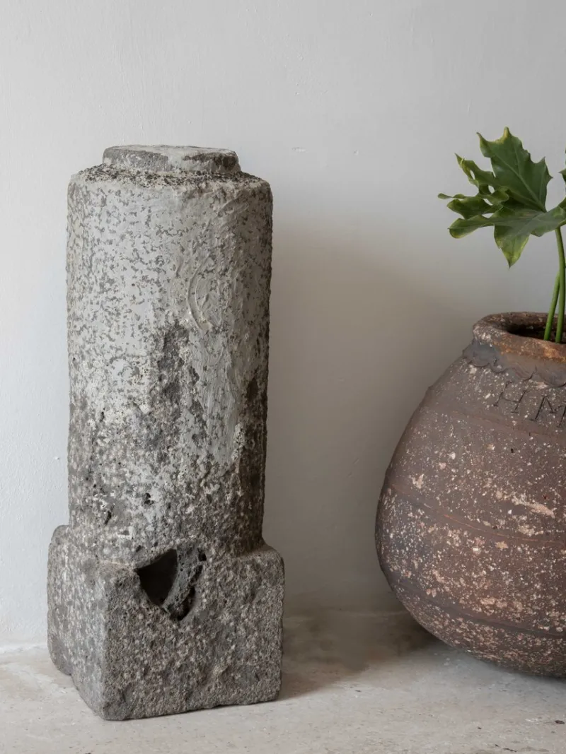 Hot Pamono Lava Stone Column