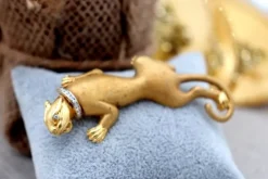 Hot Pamono Leopard Shaped Gold Brooch with Diamond Collar