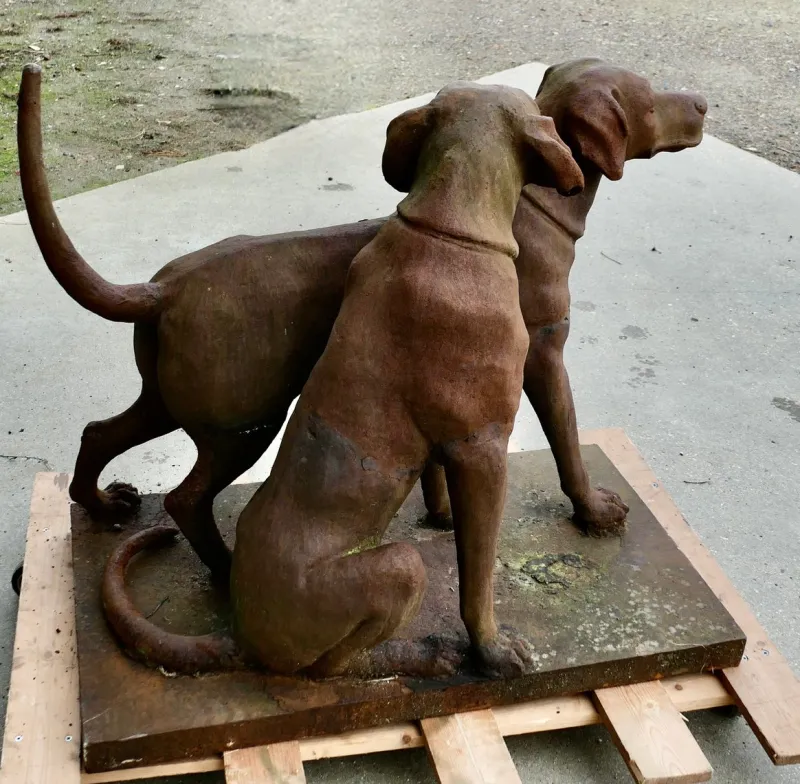 Pamono Life-Size Weathered Cast Iron Labrador Statues on Plinths, 1960s, Set of 2> Garden Accessories