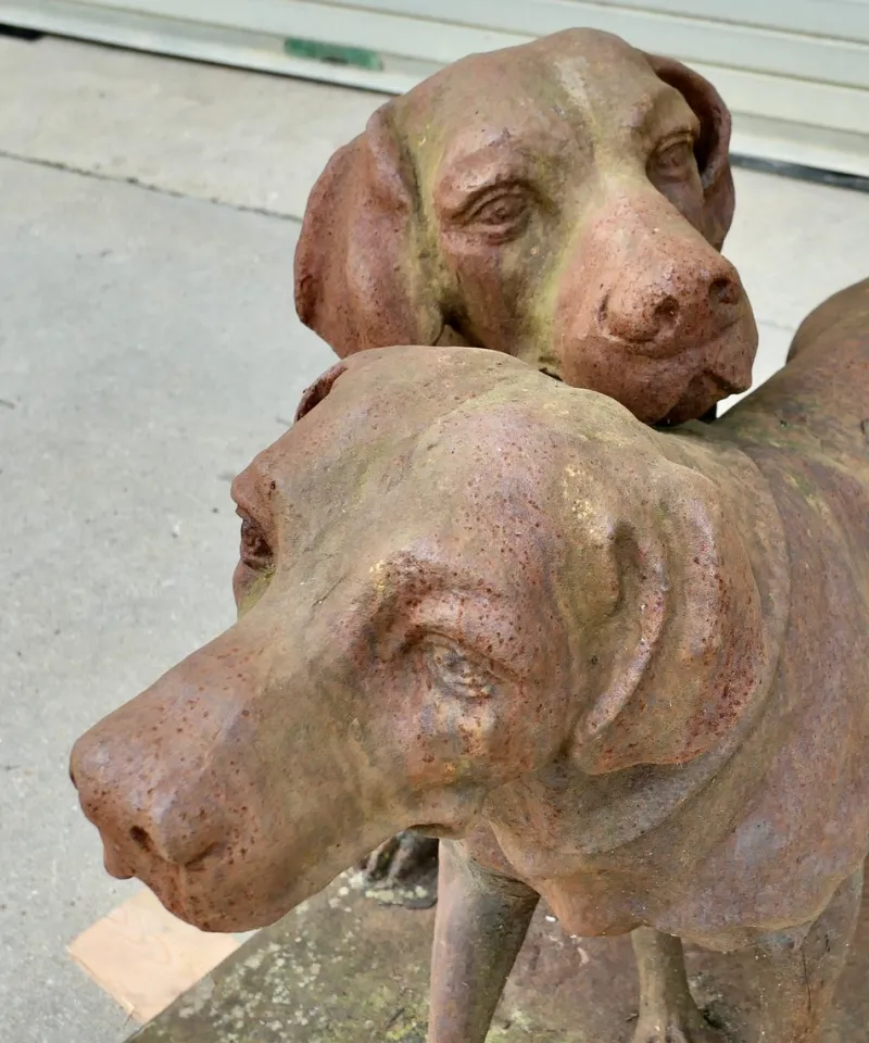 Pamono Life-Size Weathered Cast Iron Labrador Statues on Plinths, 1960s, Set of 2> Garden Accessories