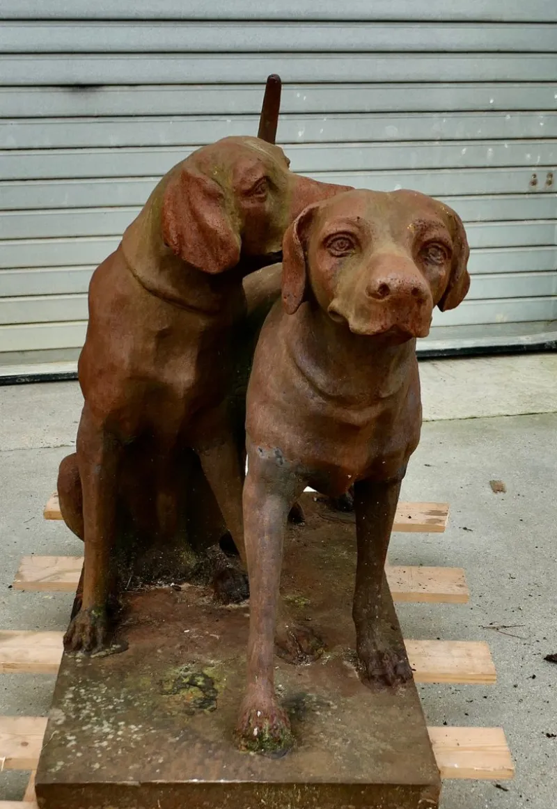 Pamono Life-Size Weathered Cast Iron Labrador Statues on Plinths, 1960s, Set of 2> Garden Accessories