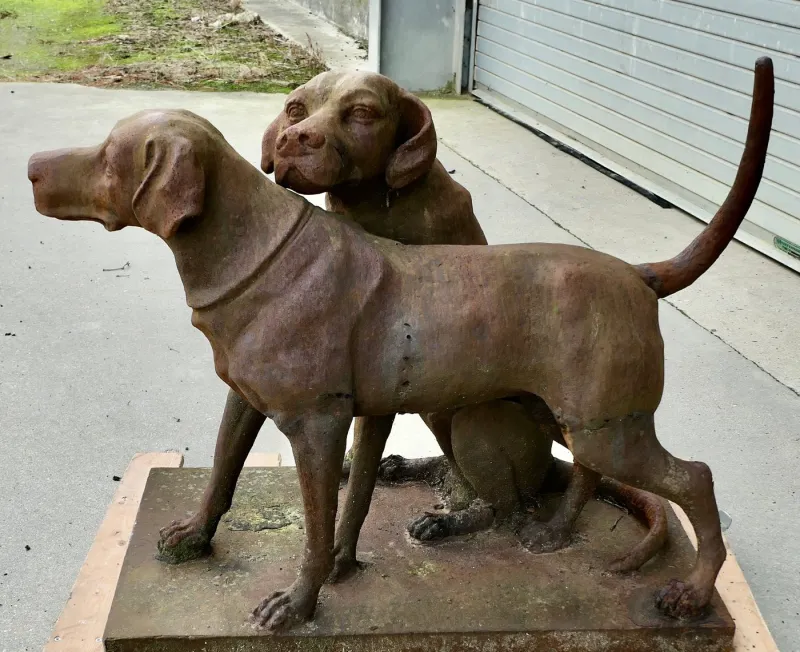 Pamono Life-Size Weathered Cast Iron Labrador Statues on Plinths, 1960s, Set of 2> Garden Accessories