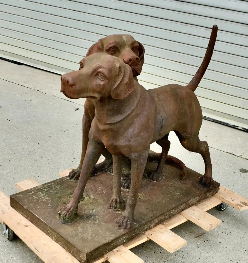 Pamono Life-Size Weathered Cast Iron Labrador Statues on Plinths, 1960s, Set of 2> Garden Accessories