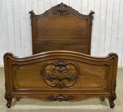 Pamono Louis XV Bedroom Set in Walnut, Early 20th Century, Set of 5> Beds & Bedroom Sets