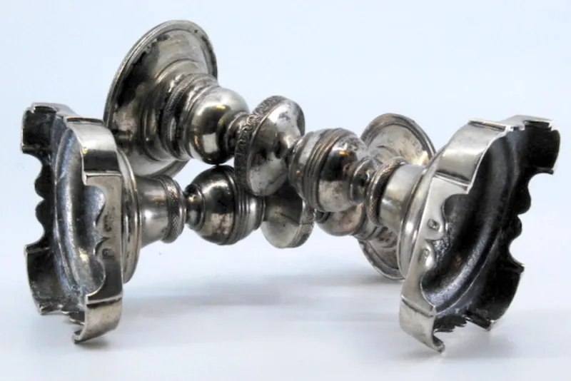 Pamono Low Silver Candlesticks with Turned Stems and Friezes on the Cut-Out Bases, Set of 2> Candleholders