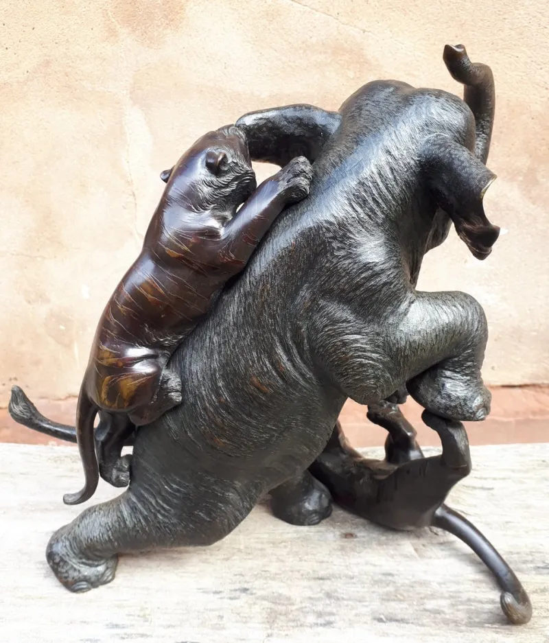 Pamono Meiji Okimono Bronze Sculpture of an Elephant Attacked by Tigers, Japan, 1890s> Sculpture