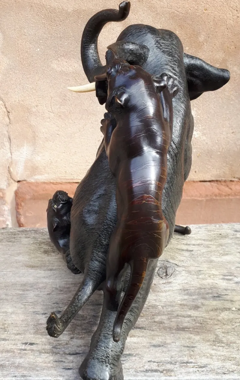 Pamono Meiji Okimono Bronze Sculpture of an Elephant Attacked by Tigers, Japan, 1890s> Sculpture